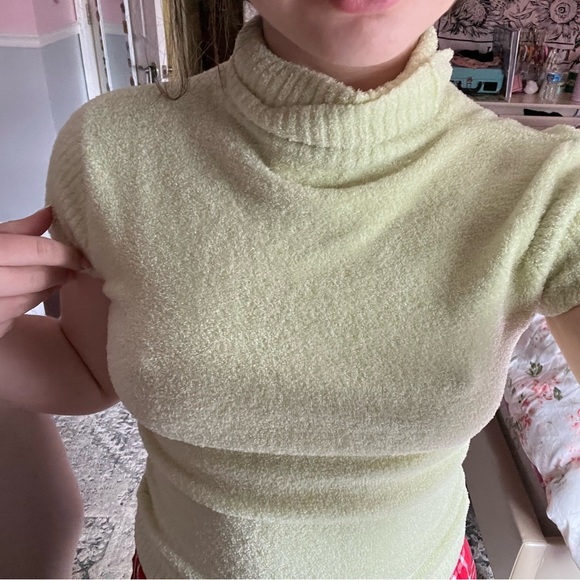 green turtleneck - Picture 2 of 4